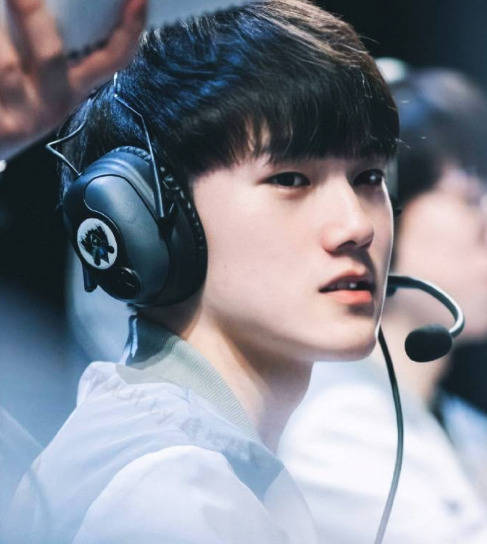 骨牌与扑克牌：两种不同材质下牛牛玩法的体感差异。（从骨牌到扑克牌：材质差异如何影响牛牛的体感体验）